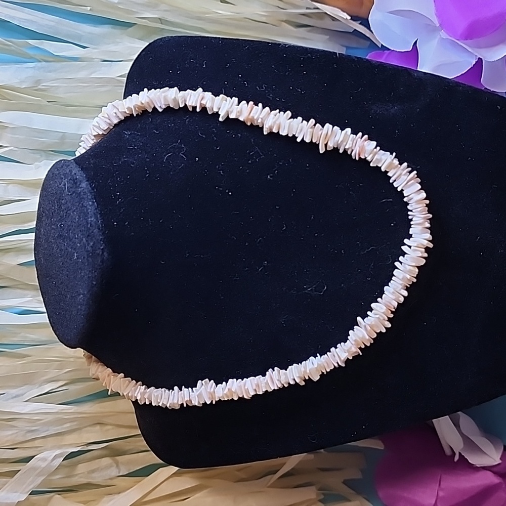 Vintage Puka shell 🐚🌊 necklace very light pink 🩷